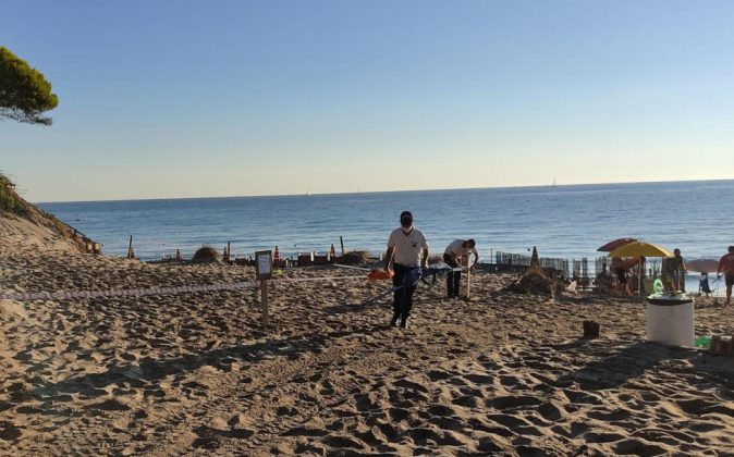 Sacchi e pietrame per frenare l'erosione nel lido. Per il titolare scatta la denuncia (anche quest'anno) - Corriere Salentino