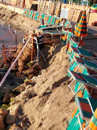 Sacchi e pietrame per frenare l'erosione nel lido. Per il titolare scatta la denuncia (anche quest'anno) - Corriere Salentino