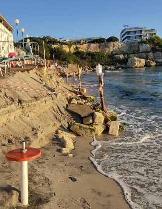 Sacchi e pietrame per frenare l'erosione nel lido. Per il titolare scatta la denuncia (anche quest'anno) - Corriere Salentino