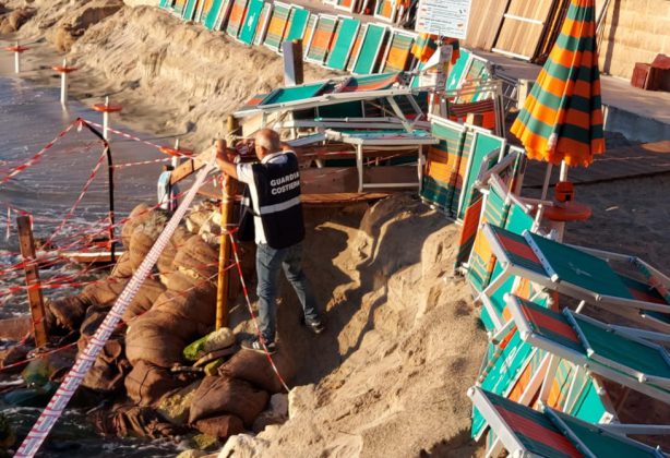 Sacchi e pietrame per frenare l'erosione nel lido. Per il titolare scatta la denuncia (anche quest'anno) - Corriere Salentino