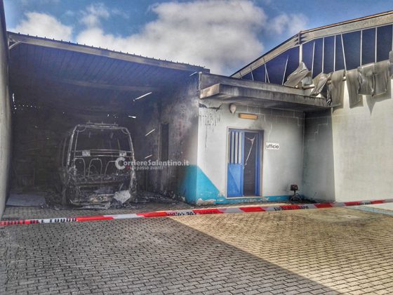 Raid incendiario nella ditta di autonoleggio, tre mezzi distrutti dalle fiamme: ingenti i danni - Corriere Salentino