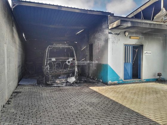 Raid incendiario nella ditta di autonoleggio, tre mezzi distrutti dalle fiamme: ingenti i danni - Corriere Salentino