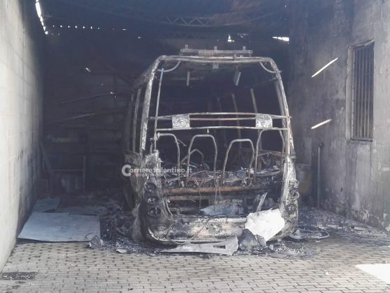 Raid incendiario nella ditta di autonoleggio, tre mezzi distrutti dalle fiamme: ingenti i danni - Corriere Salentino