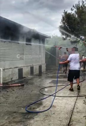 Paura nello stabilimento del villaggio turistico: incendio nella struttura piena di ospiti - Corriere Salentino