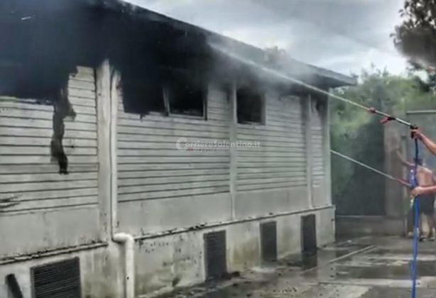 Paura nello stabilimento del villaggio turistico: incendio nella struttura piena di ospiti - Corriere Salentino
