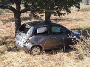 Auto esce fuori strada e si ribalta nelle campagne: due 20enni in codice rosso - Corriere Salentino