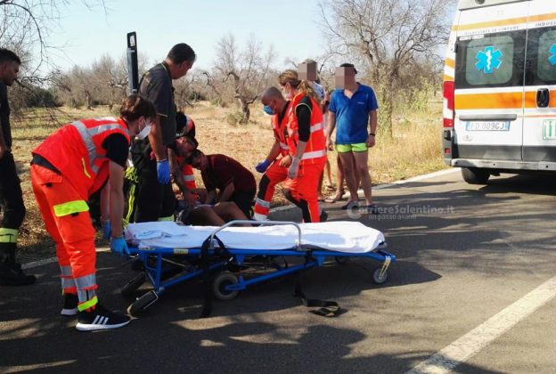 Auto esce fuori strada e si ribalta nelle campagne: due 20enni in codice rosso - Corriere Salentino