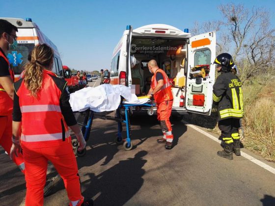 Auto esce fuori strada e si ribalta nelle campagne: due 20enni in codice rosso - Corriere Salentino