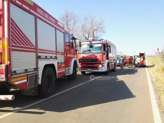 Auto esce fuori strada e si ribalta nelle campagne: due 20enni in codice rosso - Corriere Salentino