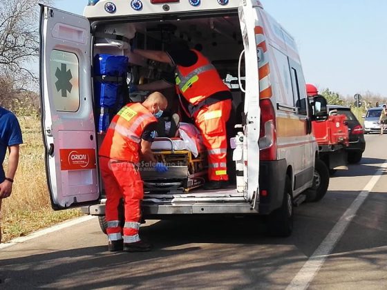 Auto esce fuori strada e si ribalta nelle campagne: due 20enni in codice rosso - Corriere Salentino