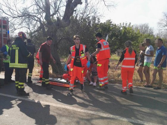 Auto esce fuori strada e si ribalta nelle campagne: due 20enni in codice rosso - Corriere Salentino