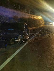 Scontro frontale nella notte: auto invade la corsia opposta. In ospedale due giovani - Corriere Salentino