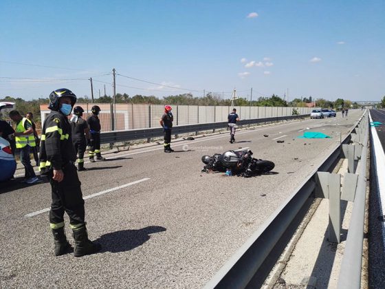 Terribile incidente in moto lungo la statale Lecce-Gallipoli, un morto e strada bloccata - Corriere Salentino