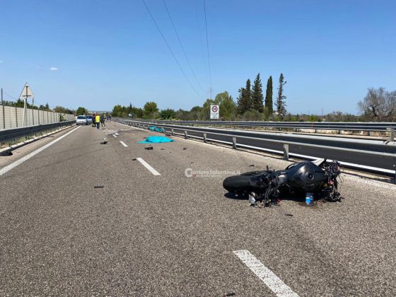 Terribile incidente in moto lungo la statale Lecce-Gallipoli, un morto e strada bloccata - Corriere Salentino