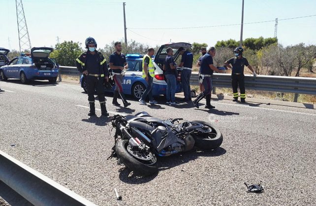 Terribile incidente in moto lungo la statale Lecce-Gallipoli, un morto e strada bloccata - Corriere Salentino