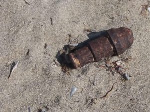 Sulla spiaggia di Frigole spunta un ordigno bellico inesploso, al via le operazioni di bonifica - Corriere Salentino