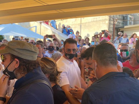 Nuovo tour di Salvini nel Salento: “Scuole aperte e porti chiusi”. Tanta gente e alcuni contestatori - Corriere Salentino