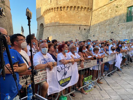 Nuovo tour di Salvini nel Salento: “Scuole aperte e porti chiusi”. Tanta gente e alcuni contestatori - Corriere Salentino