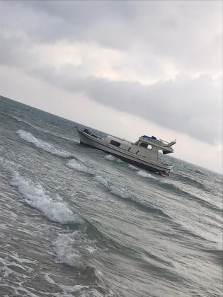 Sbarco notturno a Gallipoli, veliero con 84 migranti si incaglia tra gli scogli. In mattinata altro approdo - Corriere Salentino