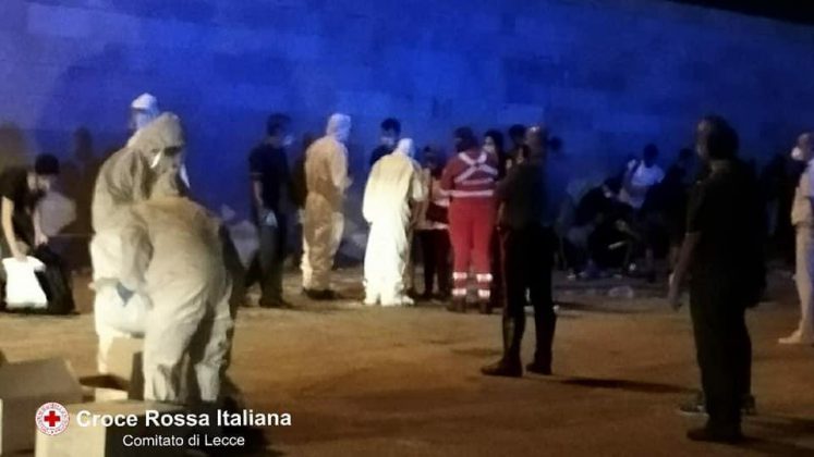 Sbarco notturno a Gallipoli, veliero con 84 migranti si incaglia tra gli scogli. In mattinata altro approdo - Corriere Salentino