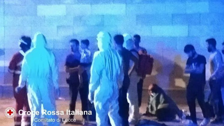 Sbarco notturno a Gallipoli, veliero con 84 migranti si incaglia tra gli scogli. In mattinata altro approdo - Corriere Salentino