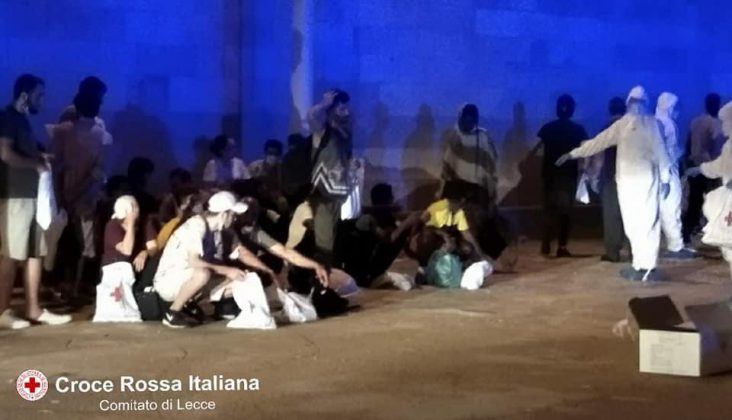 Sbarco notturno a Gallipoli, veliero con 84 migranti si incaglia tra gli scogli. In mattinata altro approdo - Corriere Salentino