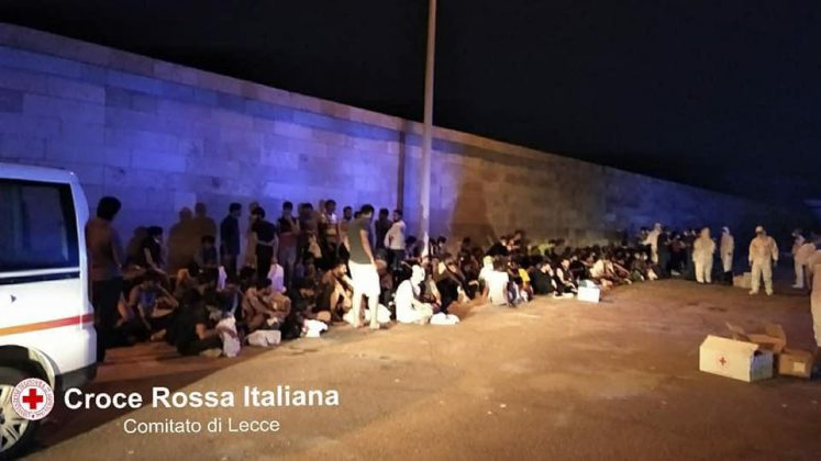 Sbarco notturno a Gallipoli, veliero con 84 migranti si incaglia tra gli scogli. In mattinata altro approdo - Corriere Salentino