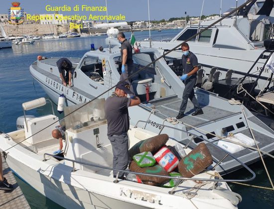 Sullo scafo con "erba" e "fumo" per 2 milioni di euro, inseguiti ed arrestati due trafficanti - Corriere Salentino