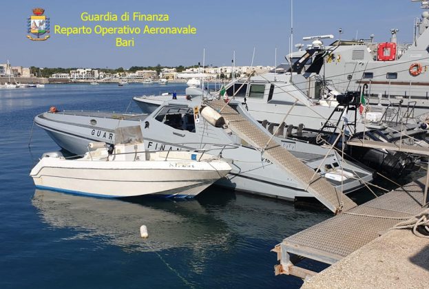 Sullo scafo con "erba" e "fumo" per 2 milioni di euro, inseguiti ed arrestati due trafficanti - Corriere Salentino