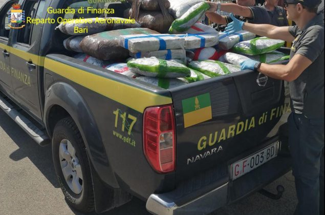 Sullo scafo con "erba" e "fumo" per 2 milioni di euro, inseguiti ed arrestati due trafficanti - Corriere Salentino