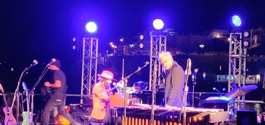 Vinicio Capossela a Castro: tra verso e versi, il concerto narrativo che riporta la musica dal vivo - Corriere Salentino