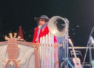 Vinicio Capossela a Castro: tra verso e versi, il concerto narrativo che riporta la musica dal vivo