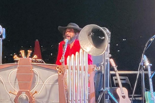 Vinicio Capossela a Castro: tra verso e versi, il concerto narrativo che riporta la musica dal vivo - Corriere Salentino