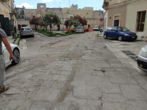 Guido: “Ritorna l’asfalto nel centro storico”. De Matteis: “Intervento d’urgenza, senza risorse accollato all’impresa” - Corriere Salentino