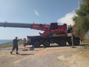 Macchina piomba sui bagnanti dopo un volo di 25 metri: tanta paura in spiaggia - Corriere Salentino
