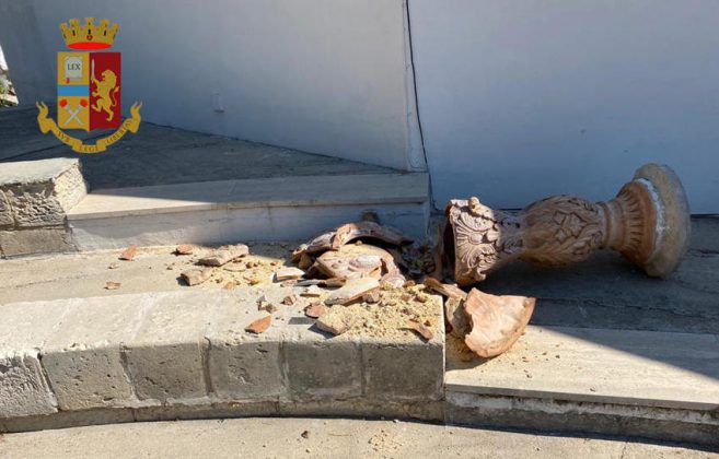 Distrugge il fonte battesimale alla Baia Verde, la bravata finisce sui social: nei guai giovane turista - Corriere Salentino