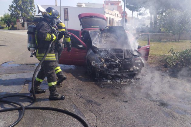 L'Alfa a gpl prende fuoco in movimento: mezzo distrutto, in salvo l'anziano conducente - Corriere Salentino