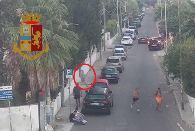 Distrugge il fonte battesimale alla Baia Verde, la bravata finisce sui social: nei guai giovane turista - Corriere Salentino