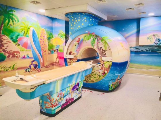 Una Risonanza Magnetica colorata per il Polo Oncologico di Lecce. Don Gianni Mattia: “Un ospedale a misura di bambino" - Corriere Salentino