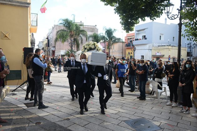 Dolore e lacrime per l’addio ad Eleonora, abito da sposa e rose gialle - Corriere Salentino