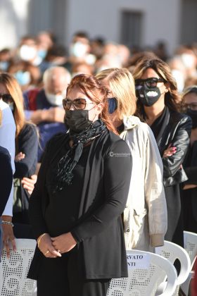 Dolore e lacrime per l’addio ad Eleonora, abito da sposa e rose gialle - Corriere Salentino