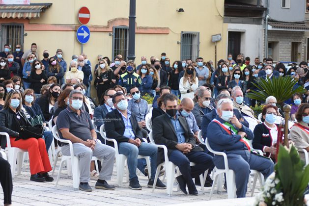 Dolore e lacrime per l’addio ad Eleonora, abito da sposa e rose gialle - Corriere Salentino