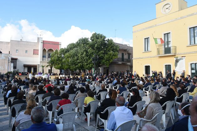 Dolore e lacrime per l’addio ad Eleonora, abito da sposa e rose gialle - Corriere Salentino