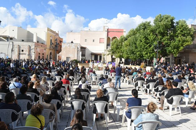 Dolore e lacrime per l’addio ad Eleonora, abito da sposa e rose gialle - Corriere Salentino