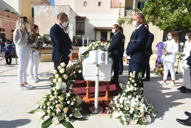 Dolore e lacrime per l’addio ad Eleonora, abito da sposa e rose gialle - Corriere Salentino