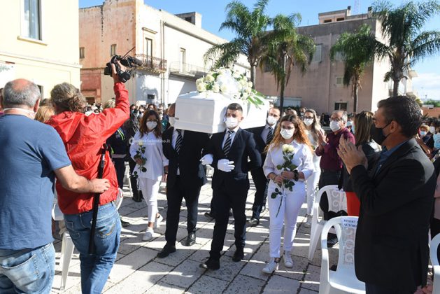 Dolore e lacrime per l’addio ad Eleonora, abito da sposa e rose gialle - Corriere Salentino