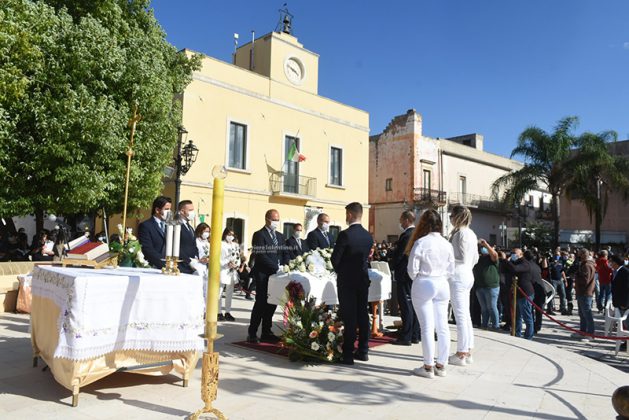 Dolore e lacrime per l’addio ad Eleonora, abito da sposa e rose gialle - Corriere Salentino