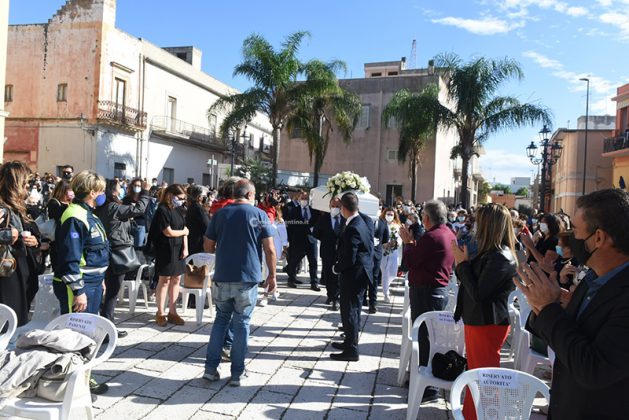 Dolore e lacrime per l’addio ad Eleonora, abito da sposa e rose gialle - Corriere Salentino