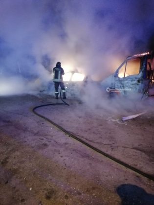Doppio raid incendiario nella notte: in mezz'ora distrutti auto e furgone intestati ad una donna - Corriere Salentino