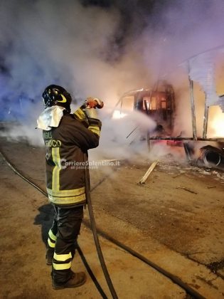 Doppio raid incendiario nella notte: in mezz'ora distrutti auto e furgone intestati ad una donna - Corriere Salentino